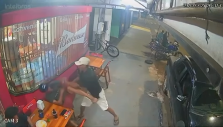 Homem avisa que é proibido usar drogas em distribuidora e acaba esfaqueado; veja vídeo