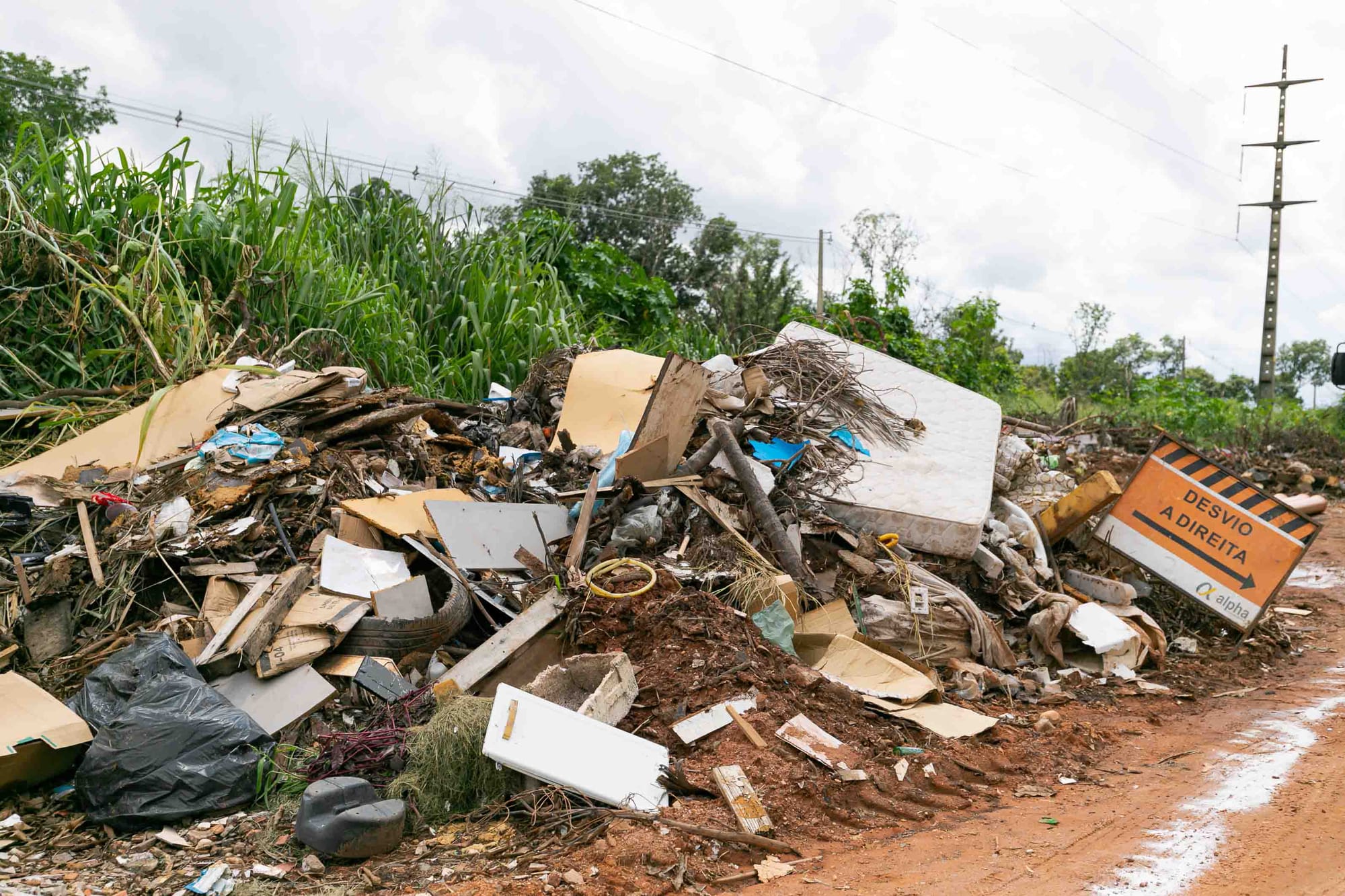 Prefeitura registra descarte irregular dez dias após retirar 340 toneladas de lixo em bolsão