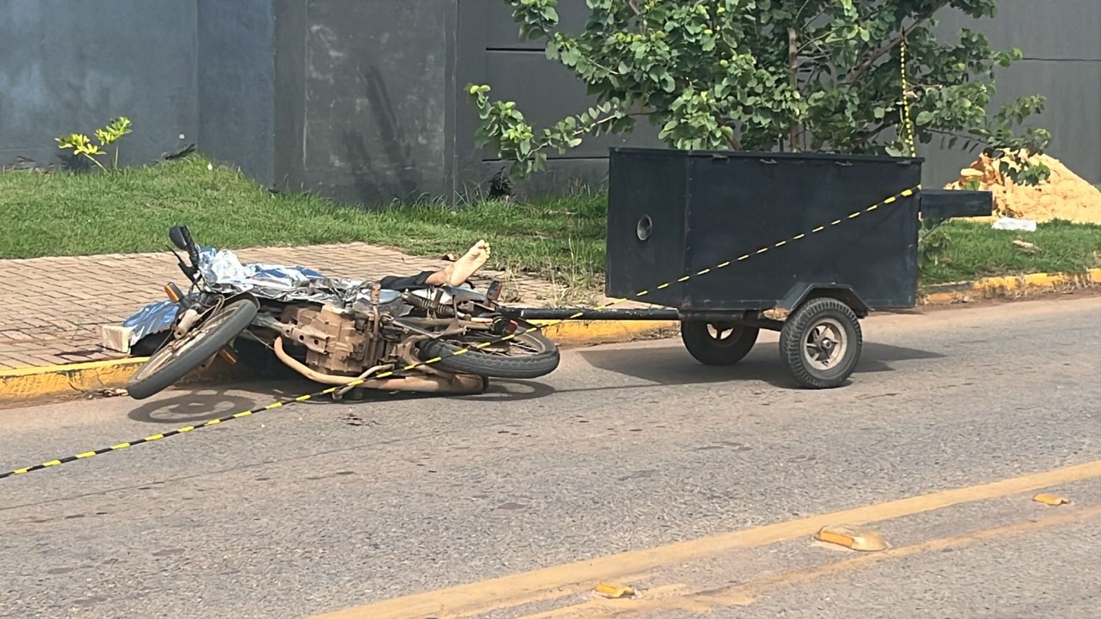 Motociclista é executado com vários tiros na cabeça no meio da rua em MT; veja vídeo