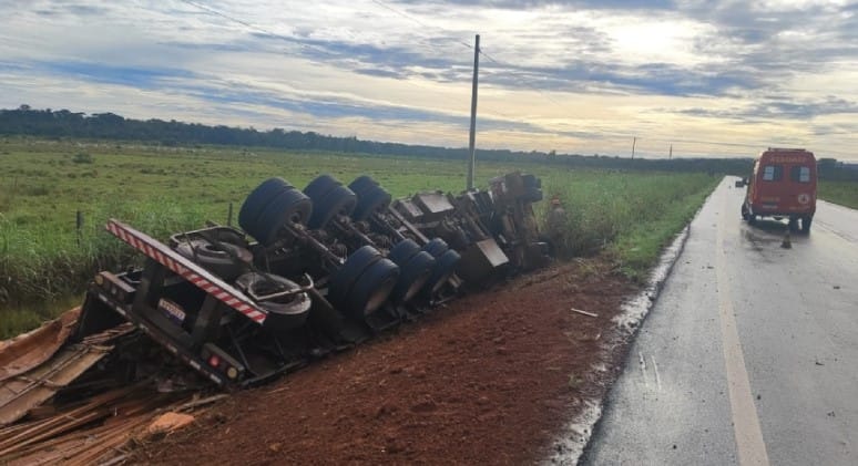 Motorista morre após carreta carregada de madeira tombar na MT-170; veja vídeo