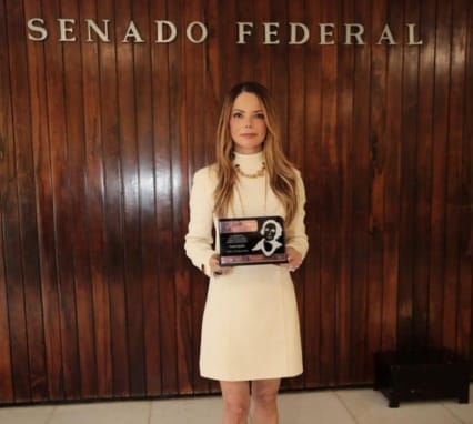 Virginia Mendes recebe diploma Mulher-Cidadã Bertha Lutz em Brasília