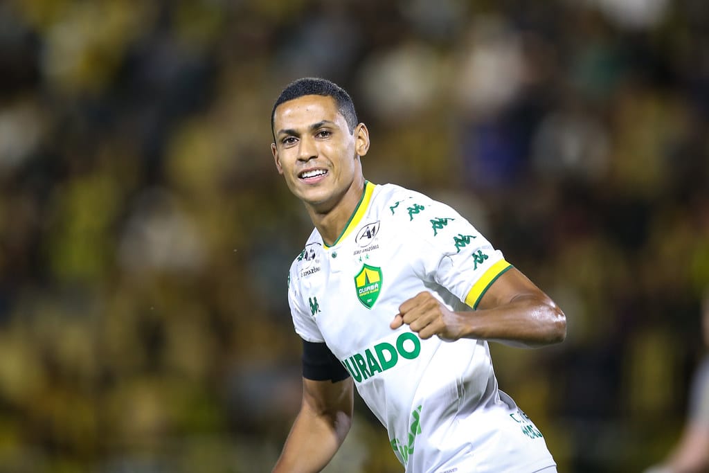 Cuiabá joga mal no Rio de Janeiro, mas vence o Volta Redonda por 1 a 0 na estreia da Série B