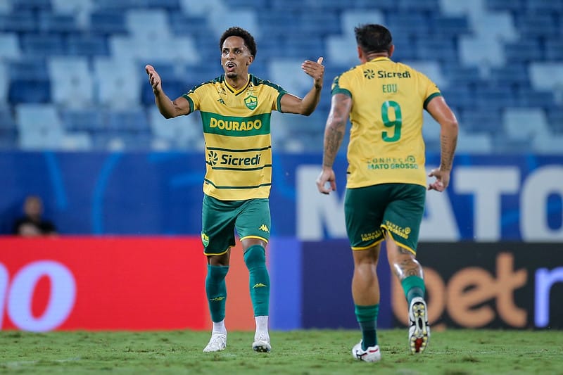 Cuiabá vira sobre o Athletico-PR na Arena Pantanal e assume a liderança da Série B; veja gols
