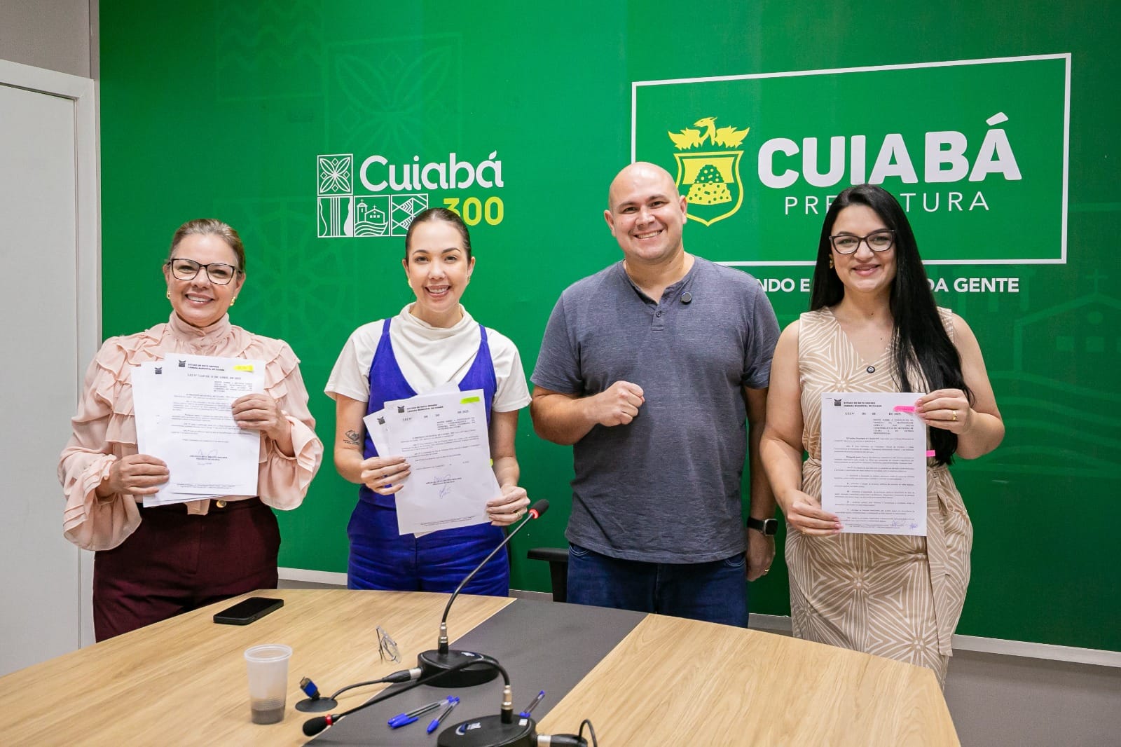 Abilio valoriza projetos importantes e sanciona 5 leis em ato com vereadoras