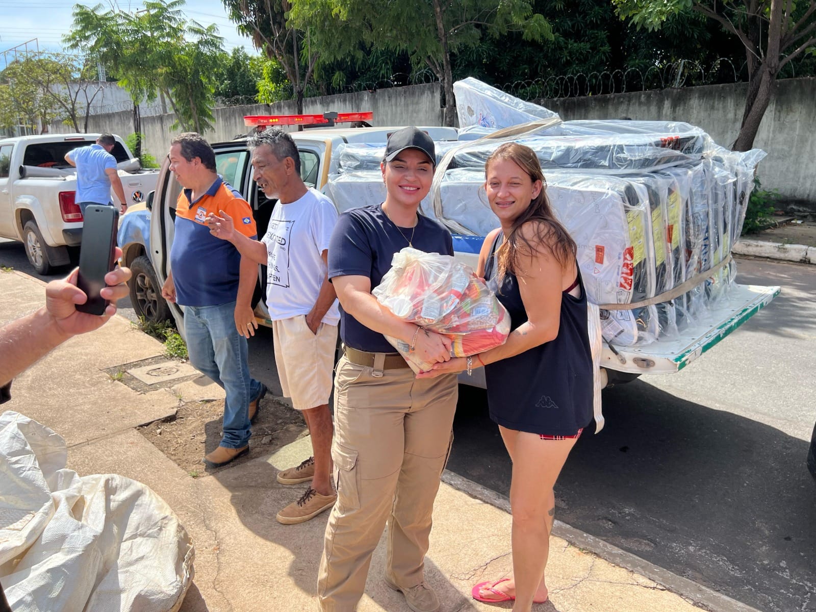 Prefeitura entrega cestas básicas e kits dormitório às famílias afetadas pelas chuvas