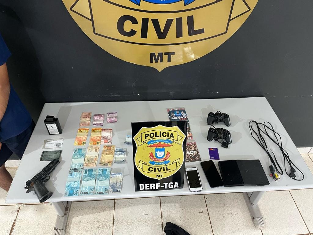 Bandidos que aterrorizam família em assalto são presos com armas e dinheiro