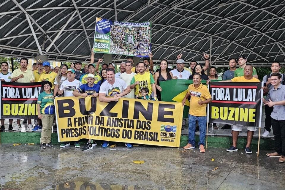 Bolsonaristas da direita realizam adesivaço por anistia neste domingo em Cuiabá
