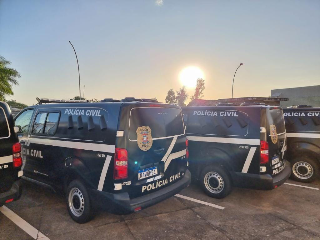 PC prende escrivã por furtar armas de delegacia e vendê-las para facções criminosas