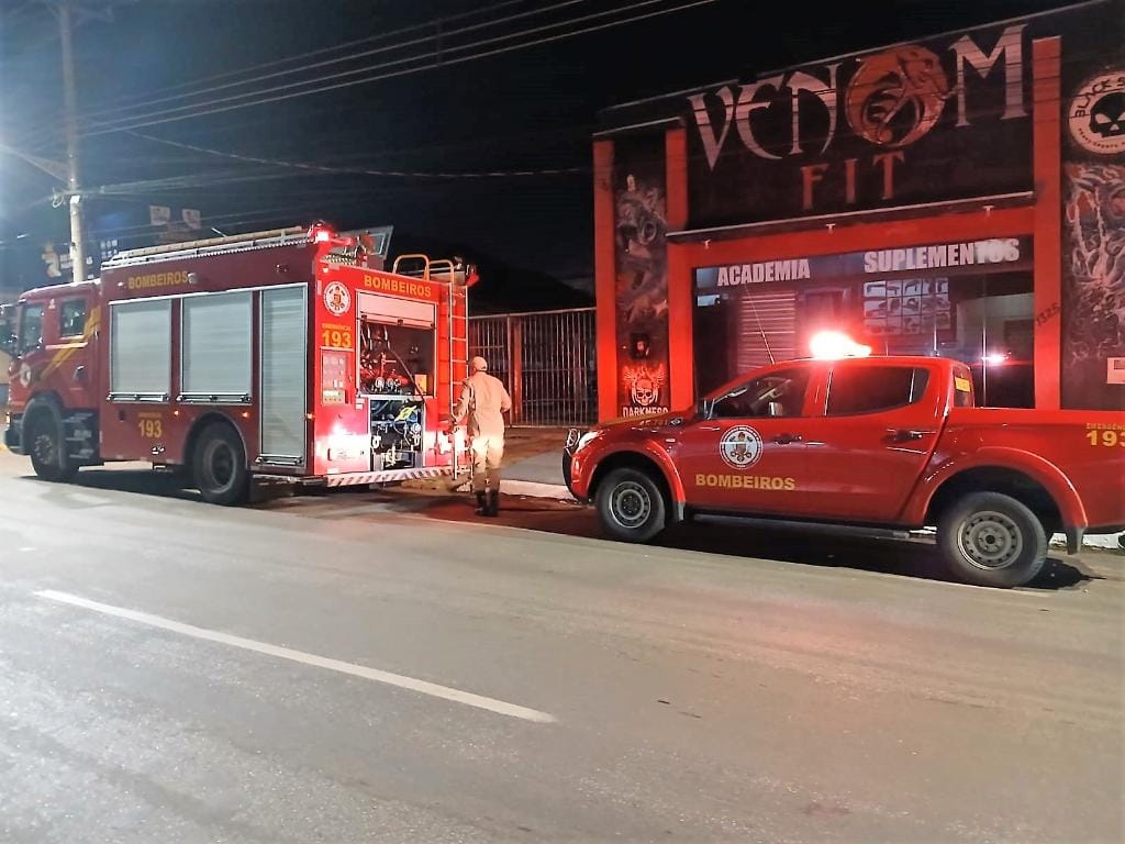 Corpo de Bombeiros extingue incêndio em prédio de academia e evita tragédia
