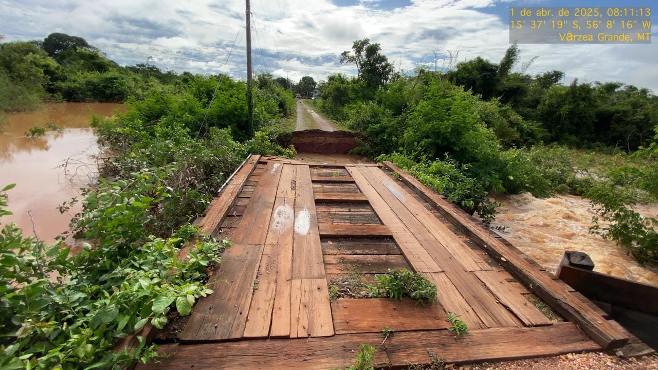 Ponte desaba após chuvas em VG e deixa guardas municipais e funcionários do DAE ilhados