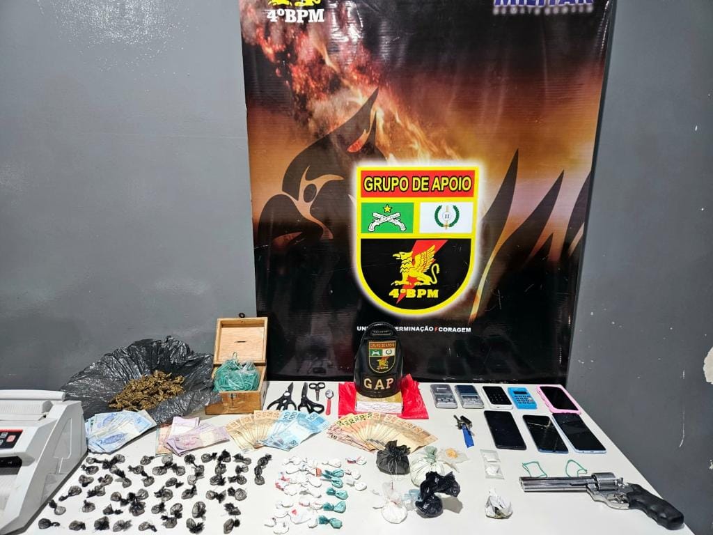 'Irmãos do tráfico' são presos com porções de drogas e arma de fogo na região central