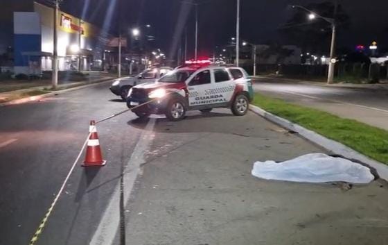 Mulher morre atropelada por motociclista durante a madrugada na Avenida da FEB