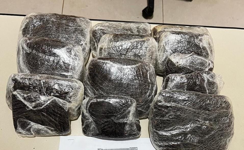 Mulheres são flagradas tentando entrar com materiais proibidos e têm direito de visitas suspenso