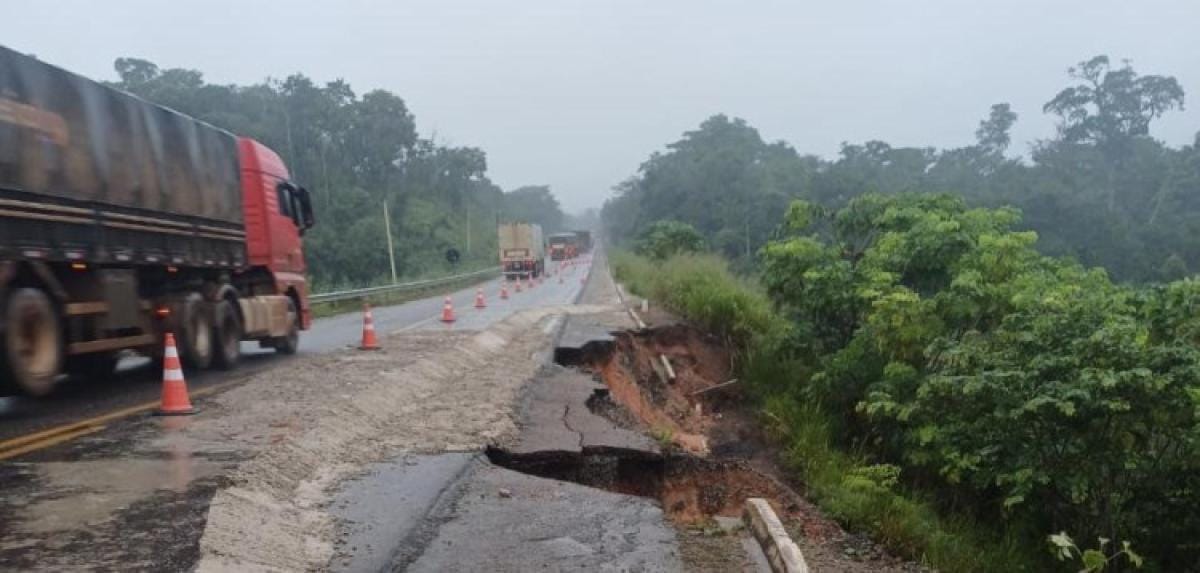 Tráfego da rodovia BR-174 em MT é totalmente interditado por rompimento na pista