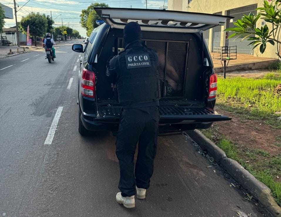 PC cumpre mandados por furto de defensivos e comércio de armas para facções criminosas