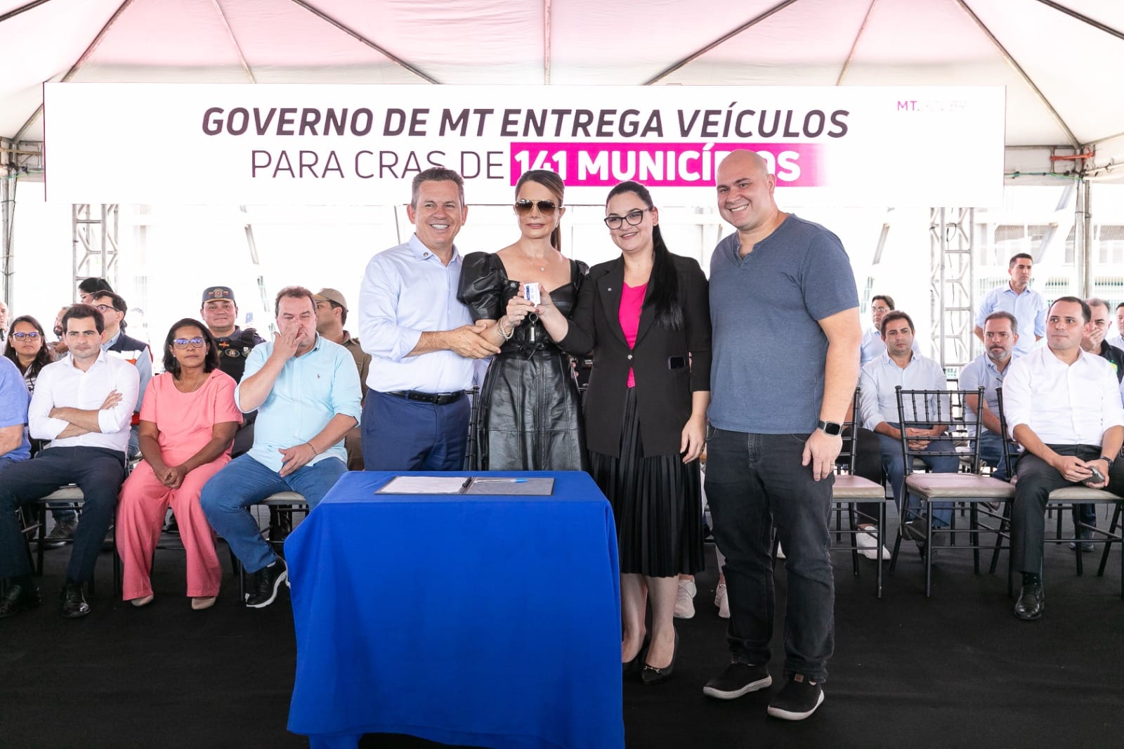 Prefeito e primeira-dama ressaltam parceria com o Governo em entrega de veículos