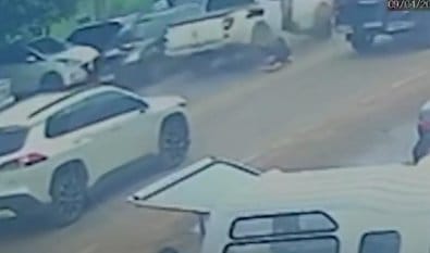 Homem tem pé parcialmente amputado após ser atropelado por caminhonete em avenida