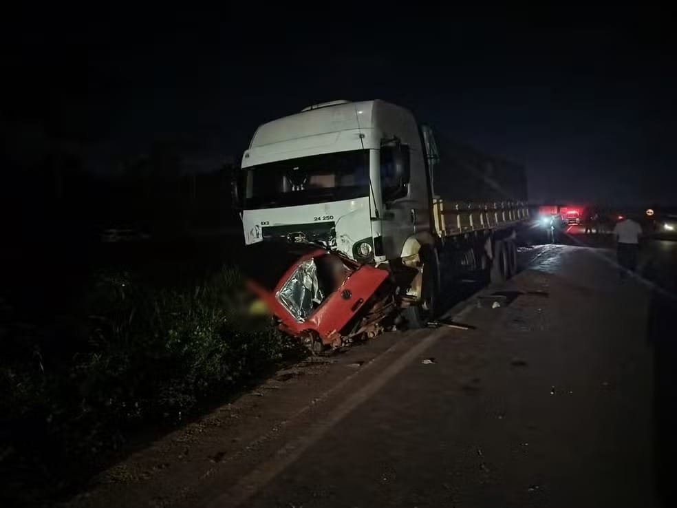 Cinco pessoas morrem em grave acidente  entre carro e carreta na BR-163, em MT