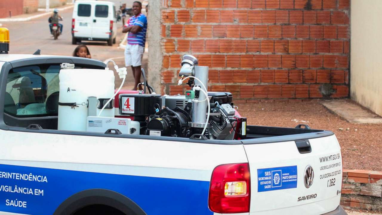 Fumacê começa a circular em Várzea Grande para combater mosquito da dengue