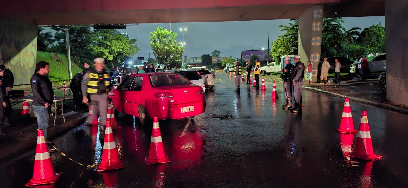 Operação na Avenida Miguel Sutil resulta em nove atuações criminais e 41 veículos removidos