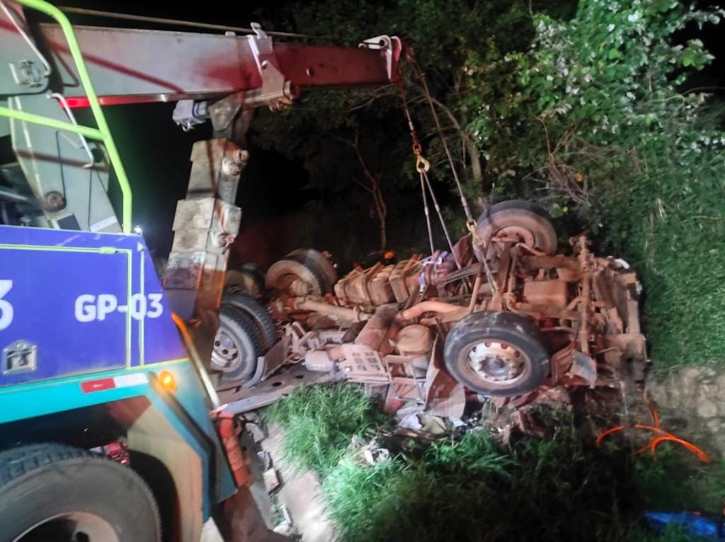 Motorista fica ferido após carreta bater em ônibus e capotar na Serra de São Vicente