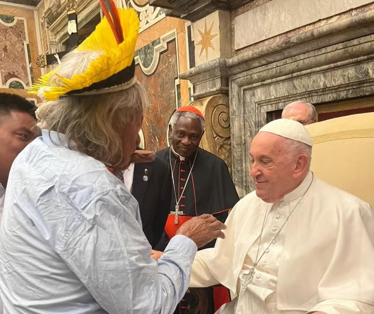 Cacique Raoni lamenta morte do Papa Francisco e relembra encontro no Vaticano
