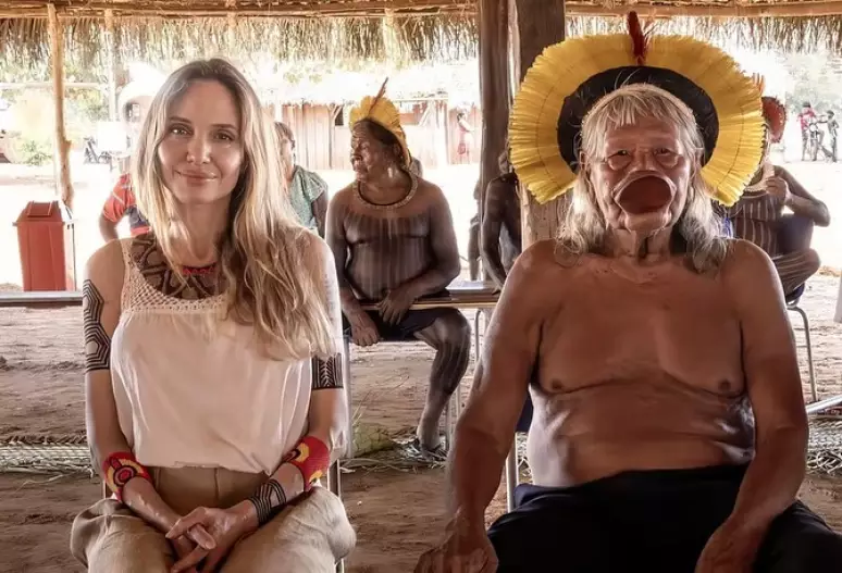 Angelina Jolie visita aldeia indígena no Xingu e é recebida por cacique Raoni