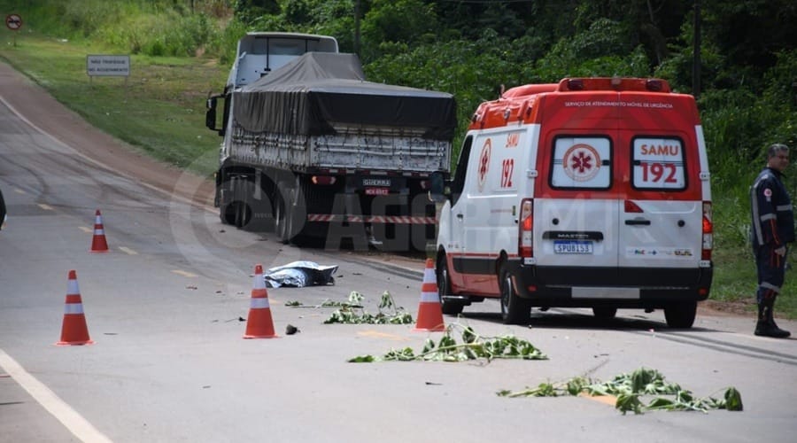 Motociclista morre após invadir pista contrária e bater de frente com carretas na MT-130
