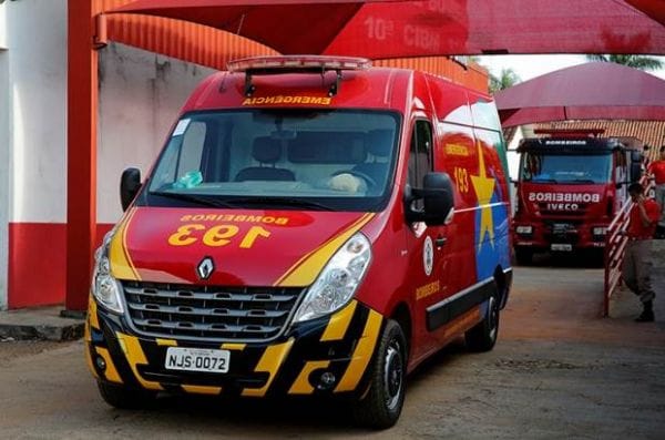 Mulher de 28 anos morre após perder controle de moto e bater em poste