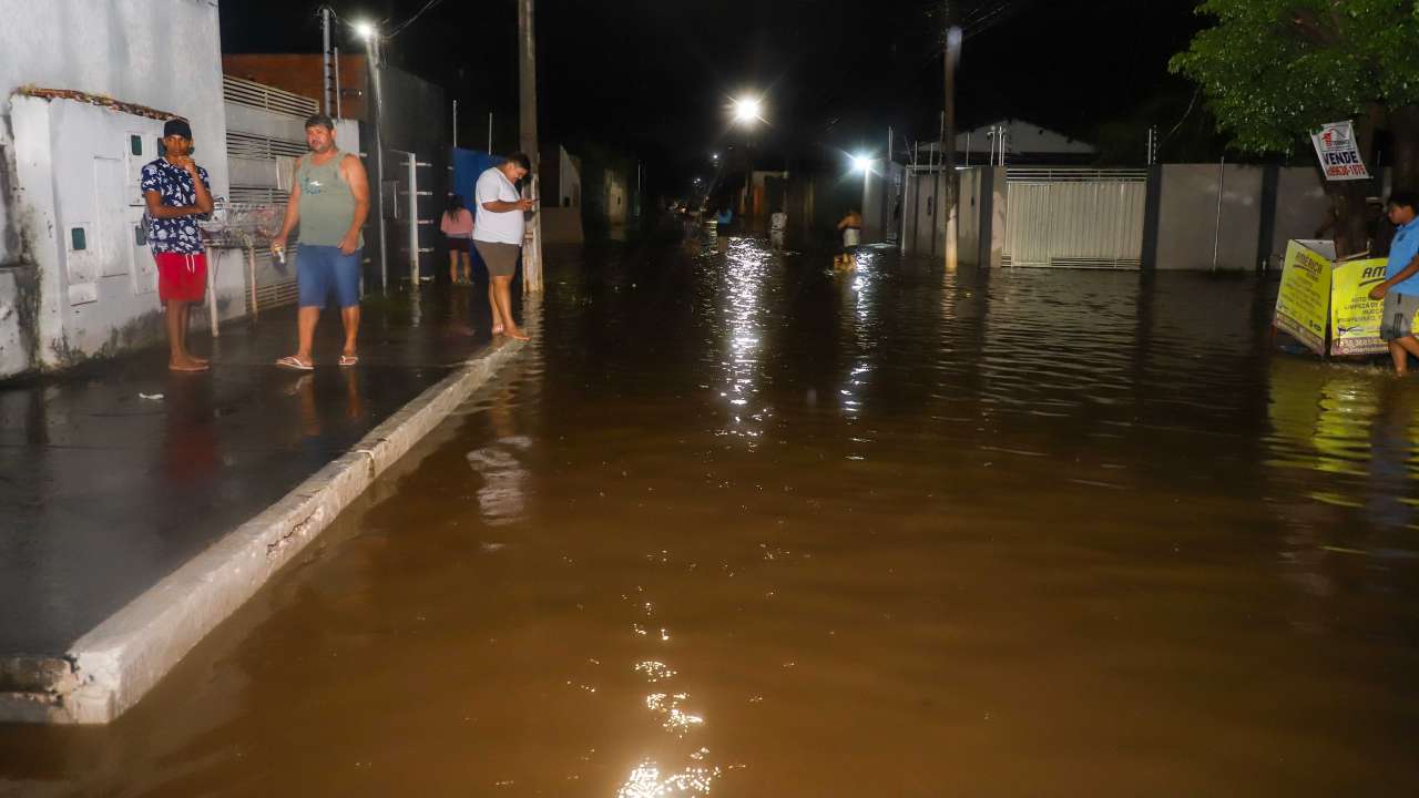 Famílias são atingidas pelas fortes chuvas em VG e  encaminhadas para escola
