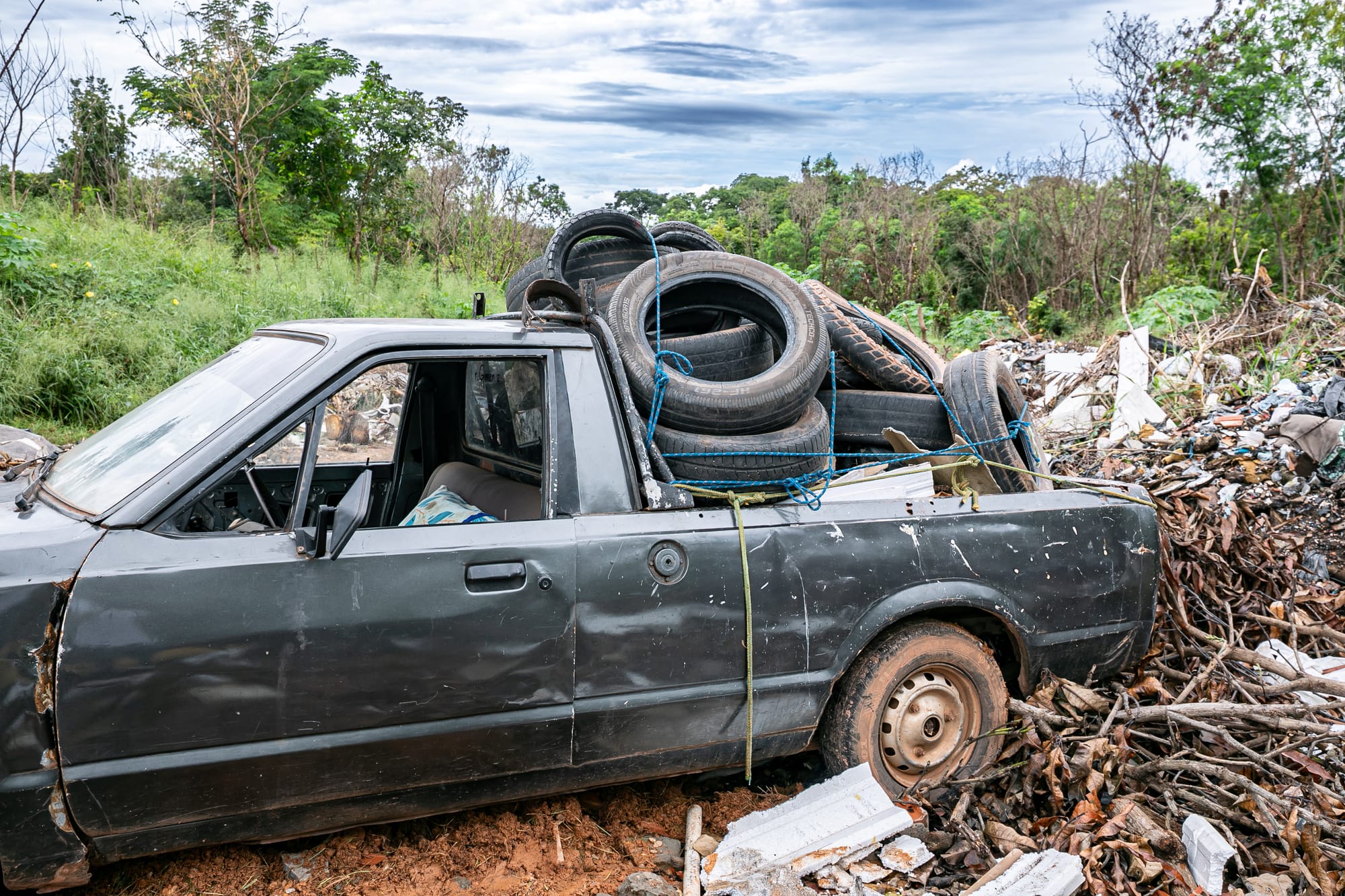 Motorista é flagrado e multado em R$ 25 mil por descarte irregular de pneus em Cuiabá
