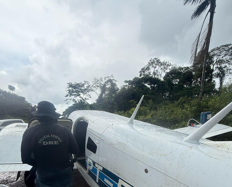 Operação da Polícia Federal e Gefron apreende avião com meia tonelada de cocaína em MT
