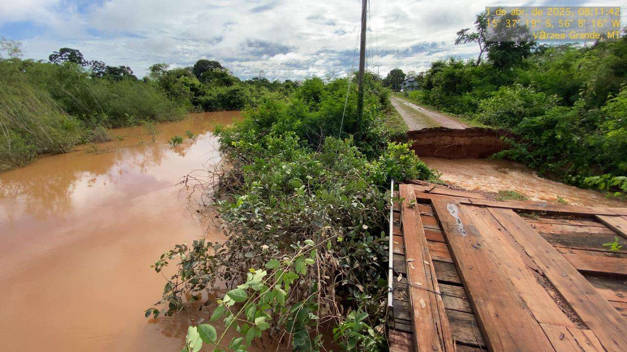 Ponte que teve cabeceira levada pelas águas é interditada para segurança e levantamento
