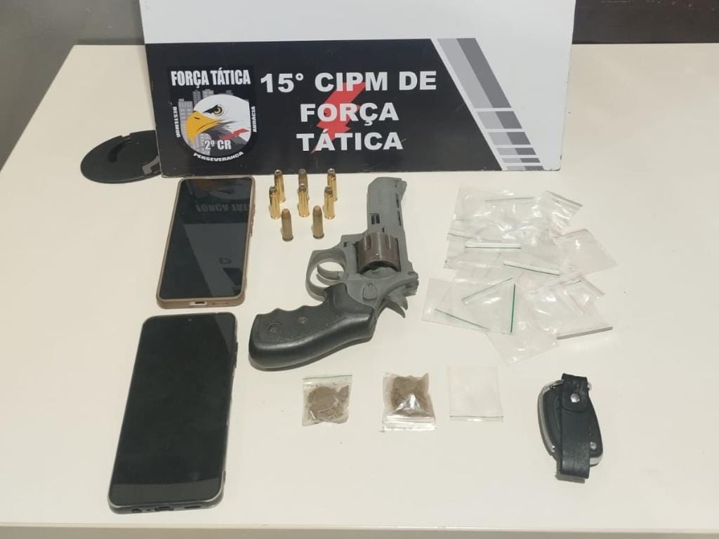 Força Tática prende casal e apreende arma de fogo e veículo com placas adulteradas
