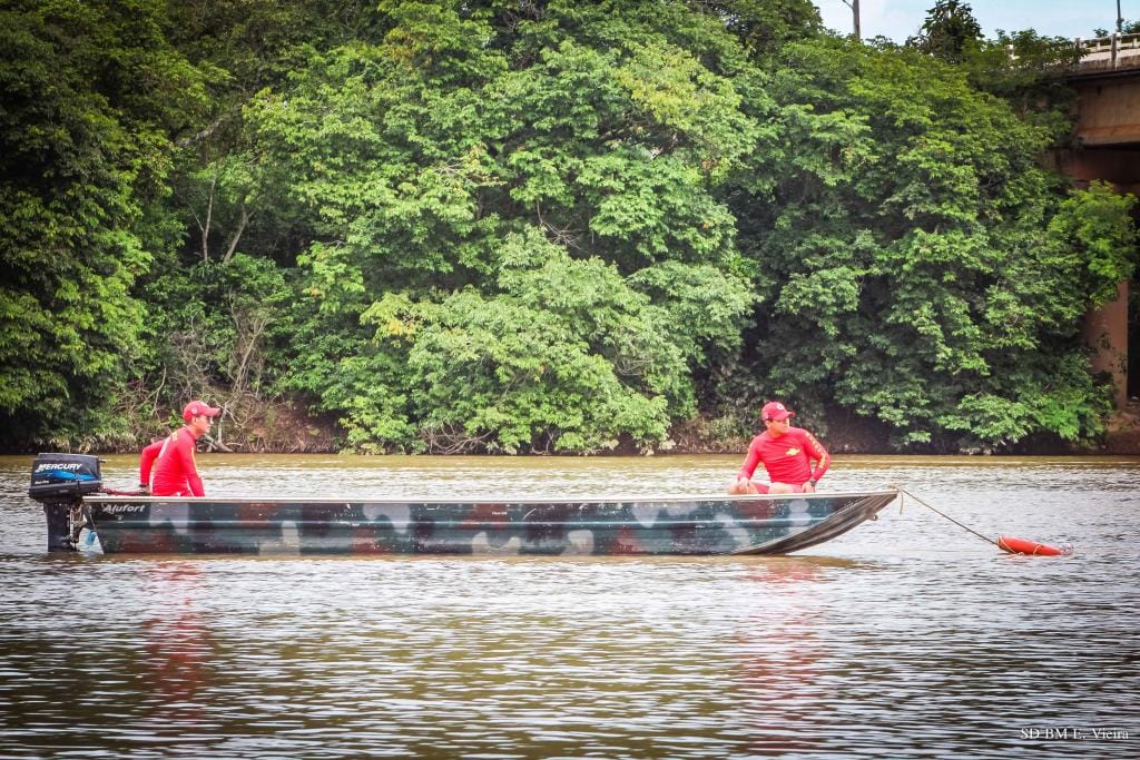 Bombeiros resgatam corpo encontrado por pescadores no rio Apiacás