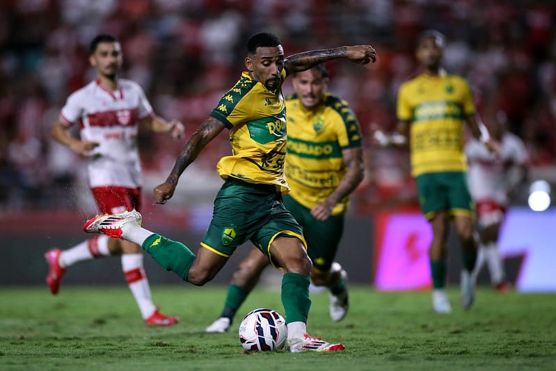 Cuiabá sai na frente, sofre pressão, mas garante empate contra o CRB fora de casa