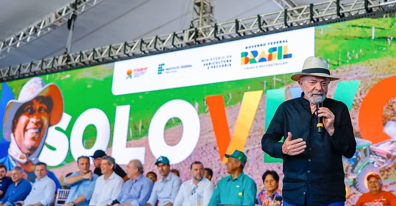 Ao lado de Mendes, Lula defende “governança civilizada”