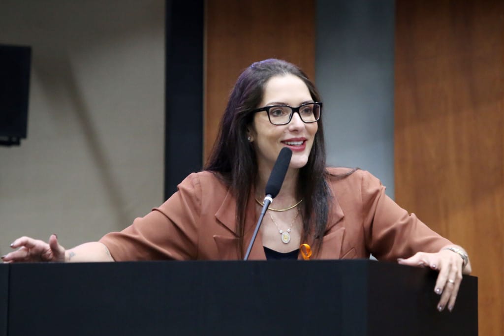 Janaina comemora pesquisa, mas adota cautela: “Cedo para avaliar o cenário”