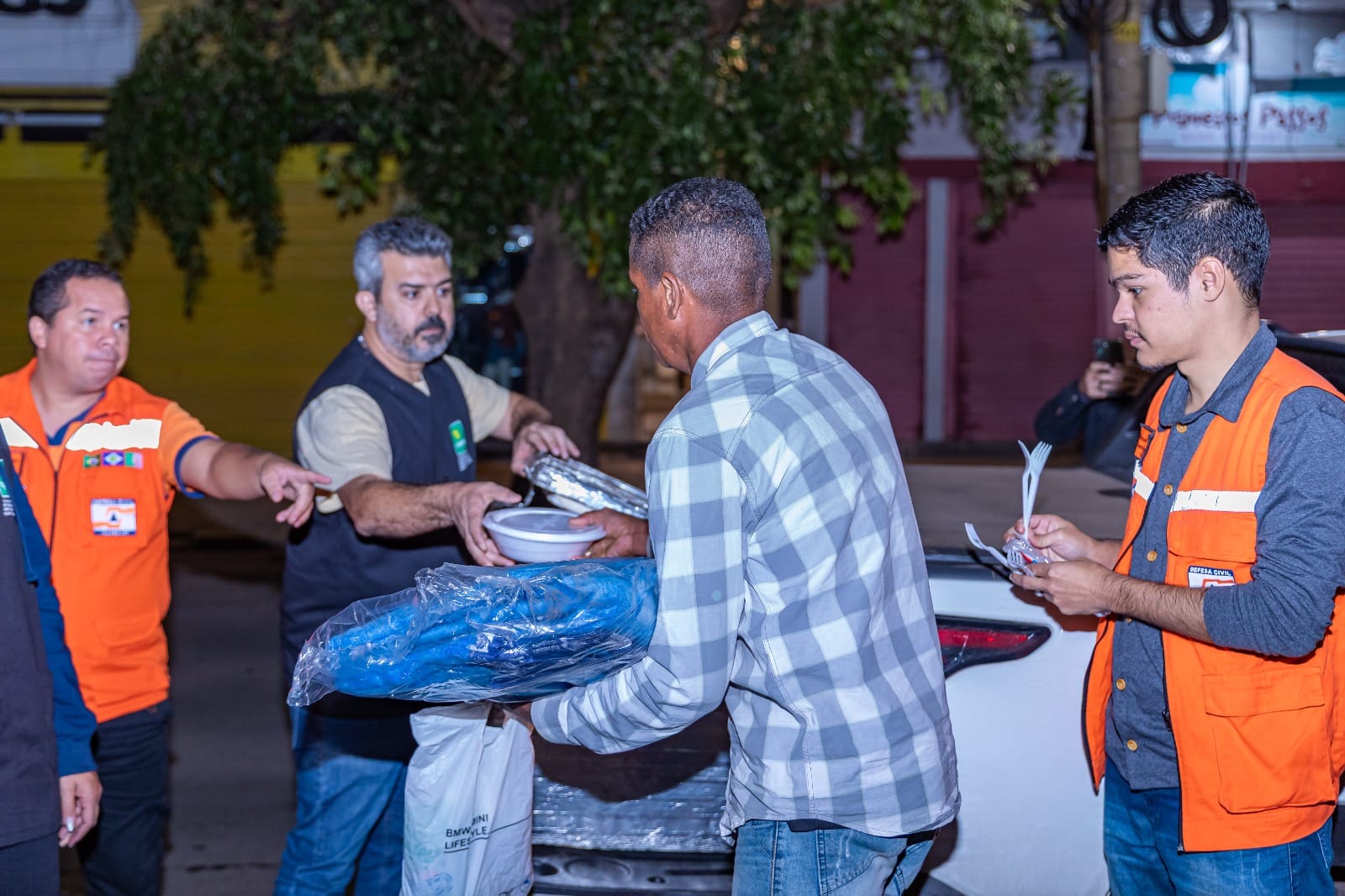 Prefeitura entrega mais de mil cobertores e marmitas em três dias
