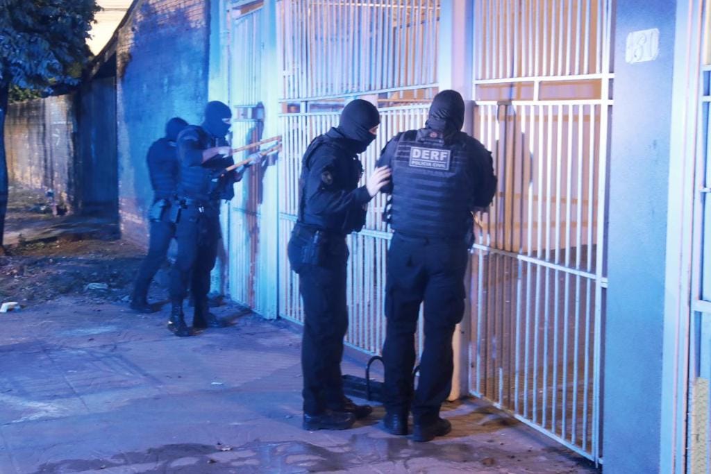 Operação prende 37, apreende drogas, armas e bloqueia contas vinculadas à facção criminosa