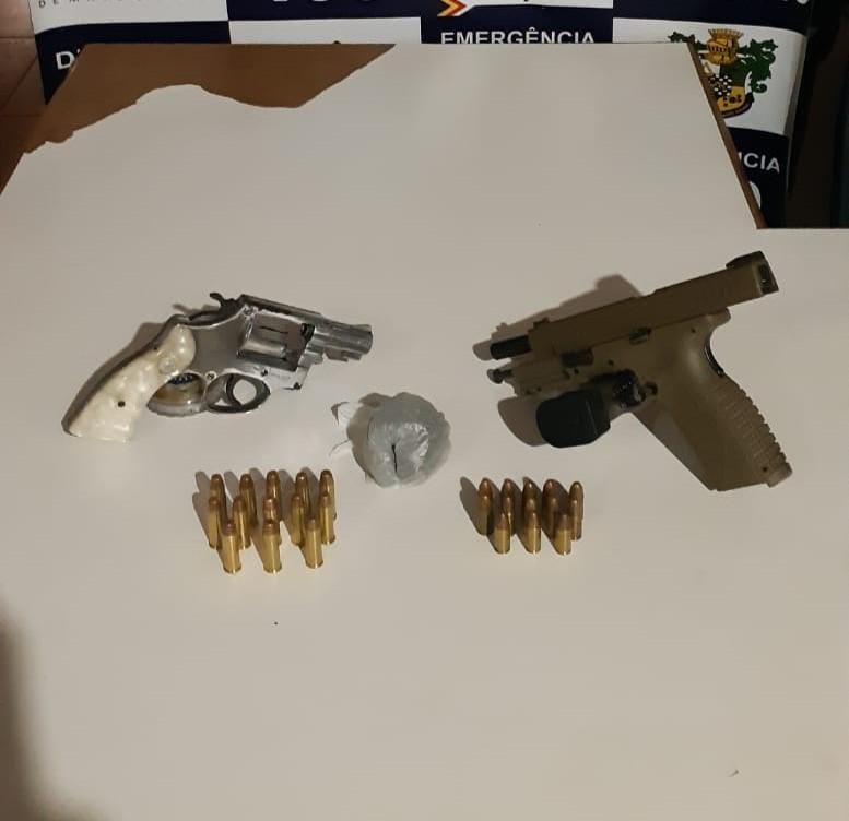 Homem é preso com armas de fogo, munições e maconha em zona rural