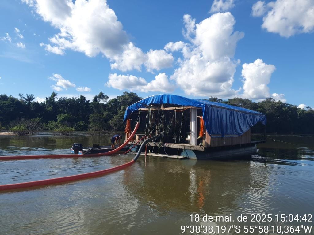 Batalhão Ambiental fecha balsa de garimpo ilegal e apreende caminhão com madeira