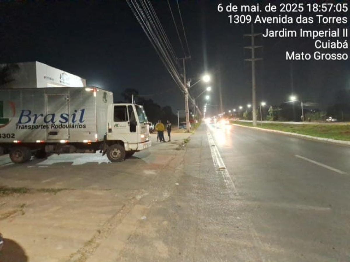 Vídeo mostra momento em que motociclista bate em caminhão e  morre na Avenida das Torres