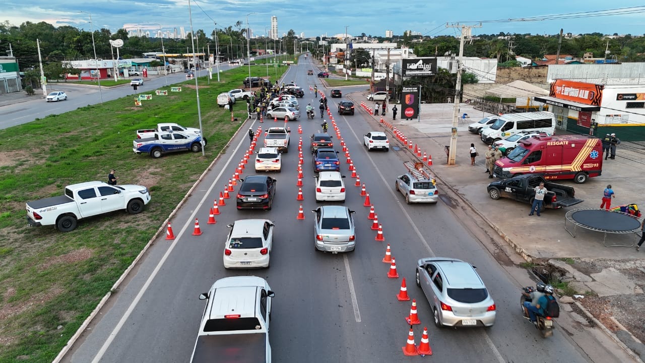 Motorista foragido por roubo é preso durante Operação Lei Seca em avenida de Várzea Grande