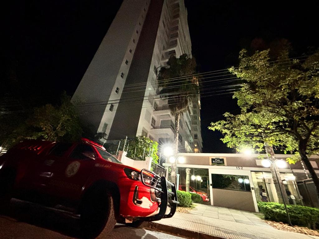 Incêndio atinge apartamento em prédio de luxo em bairro nobre e causa pânico nos moradores