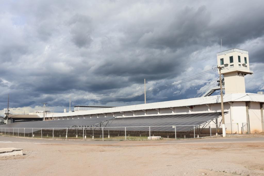 Policial penal é preso após ser flagrado deixando celulares em carceragem da PCE na capital