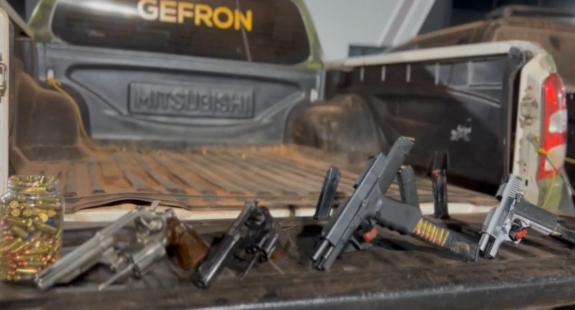 Operação apreende arsenal e causa prejuízo de mais de R$ 118 mil às facções criminosas