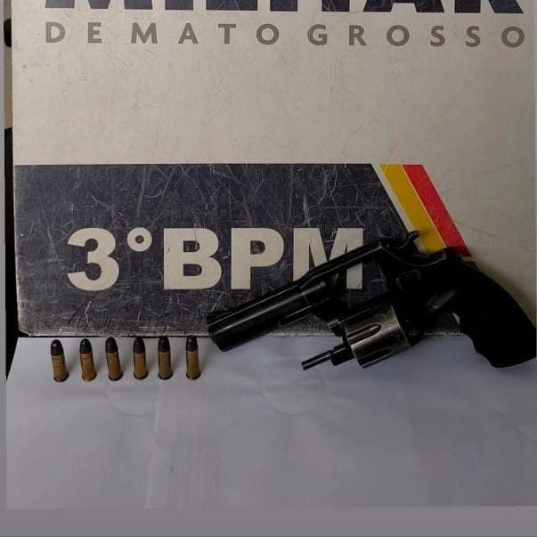 Homem é preso pela Polícia Militar por porte ilegal de arma de fogo em Cuiabá
