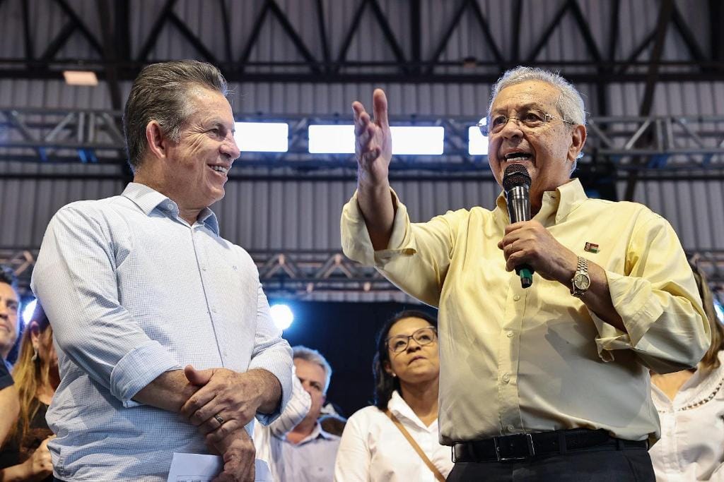 Senador dá puxão de orelha em prefeito por ausência em evento com governador