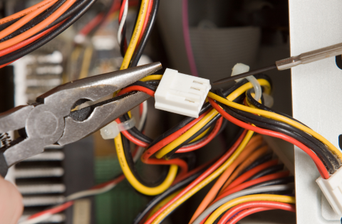 Energiza e terceirizada terão que indenizar eletricista demitido após ação trabalhista